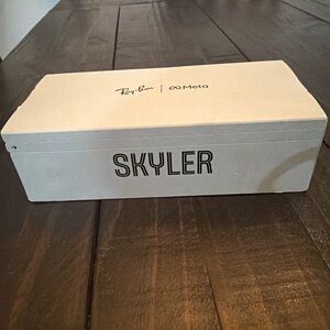 Ray-Ban Skyler Gen 1 Sunglasses in White and Black